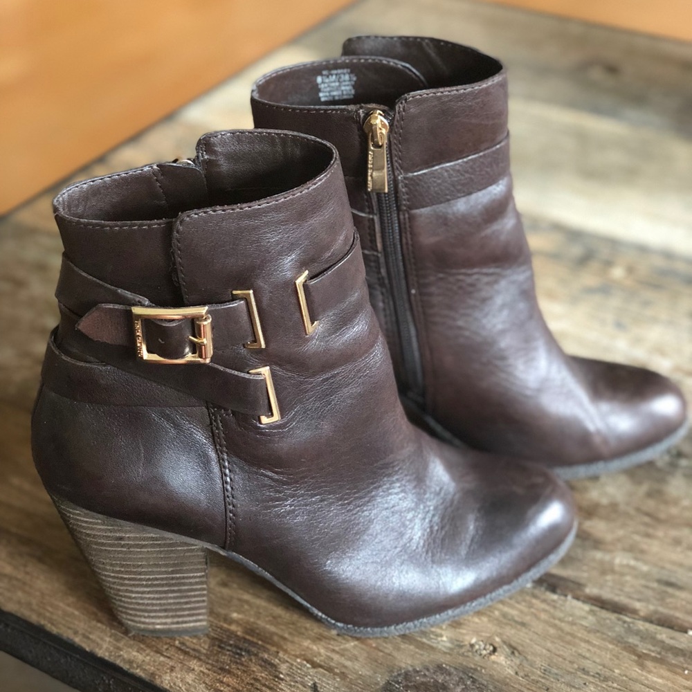 Vince Camuto brown ankle booties with gold Sz 8.5